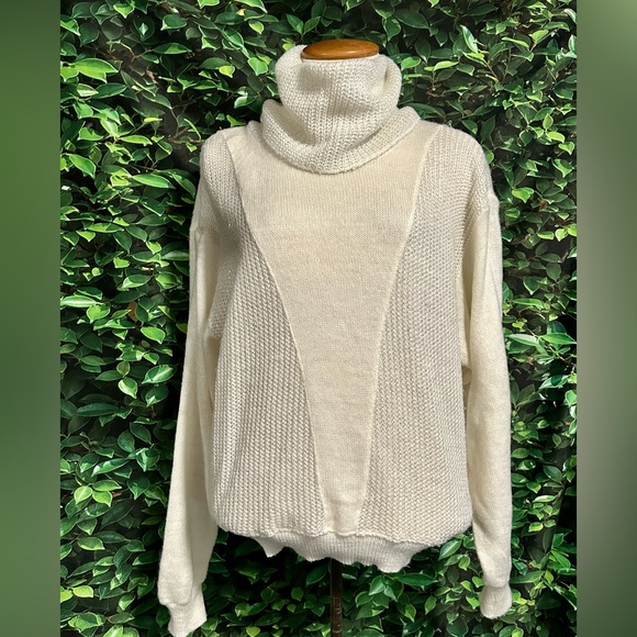 Vintage Valentina Fiore Turtleneck Sweater White Shimmer Womens Medium - Picture 1 of 5